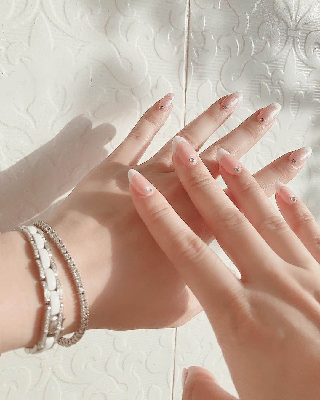 桃華絵里さんのインスタグラム写真 - (桃華絵里Instagram)「new 💅🏻 ３回目リピの パールピンクベースのフレンチ♡  好きな映画を観ながら セルフでネイルする時間が 私にとってのリフレッシュタイム🥰 使っている ベースやジェルの質問を沢山いただいていたので postしますね✨ あと 手の肌質は ハンドセラム ルヴェモアを使うようになってから 劇的に美しく変化😍🖐🏻これは PRとかではなくリアルに もう何本目か分からないくらいリピ💕手に自信が持てるように🖐🏻♡1番自分の視界に入る手が綺麗だと 女性ホルモンが活性化されて気分も上がる♡ハンドセラム ルヴェモアは これからも ずーっと使い続けたい🥰🖐🏻✨#nail」9月9日 18時02分 - _momoka828_