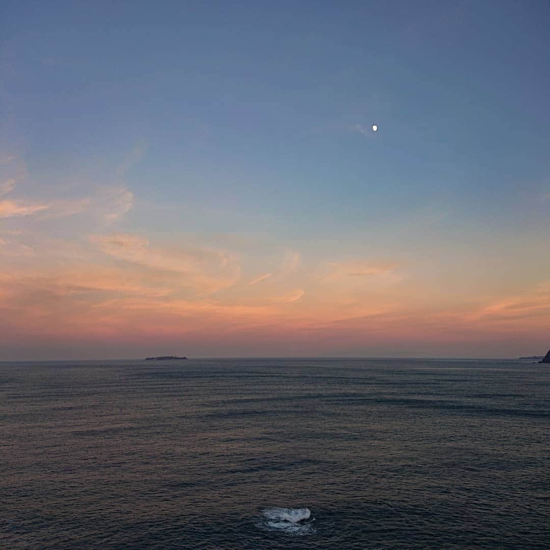 ホテルニューアカオ　熱海温泉＆リゾートのインスタグラム：「台風が過ぎ去った後に綺麗な夕焼けが見られました✨そしてきれいな月も❗ 今週の金曜日は中秋の名月ですね‼️」
