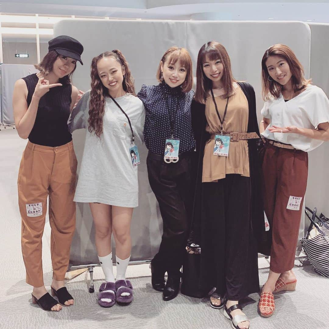 三ツ井裕美さんのインスタグラム写真 - (三ツ井裕美Instagram)「東山奈央さん 1st LIVE TOUR “LIVE Infinity” ・ 一昨日、昨日の横浜公演で国内公演が無事全て終了し、ダンサーに関しては昨日が千秋楽でした！ ・ 去年の武道館、中野サンプラザでのコンサートに続き、今回も何曲か振付担当させていただいたのと、ダンスパートの監修をさせていただきました。 ・ 今回はツアーという事で、回を重ねていくごとに良い意味で色々な変化が出て来たり、チームワークが高まっていったり、同じ楽曲でも少し違って見える時があったりと色々な発見がありました。 ・ ・ ダンサーのCa7ちゃん( @ca7boom )とSatsukiちゃん( @satsunnnnn )は武道館からずっと変わらないメンバーですが、それでも新鮮さが抜けずに素敵なパフォーマンスを見せてくれて、そして沢山私を助けてくれました😂 ・ Mayumiちゃん( @mayumiii130 )とSakiちゃん( @sakinchuuuu1412 )は今回初めましてで覚えることも沢山でしたが、事前の予習からとても頑張ってくれて、しかも初めてとは思えないぐらいスーッと溶け込んでくれていました。 ・ 4人とも素敵なダンサーさんで、この方達とお仕事できて良かったなーと改めて思っています✨✨ ・ 楽屋ではいつも面白いことばっかしてたけどねw ・ 武道館の時は武道館の時で素敵なダンサーさんだったし、今回は今回で色が違ってそれもまた良くて、毎回こちらが刺激を受けさせていただいてます。 ・ ・ そして、奈央さん😌 奈央さんから学ばせていただくことは本当に毎回沢山ありすぎて、どこまでも凄い方だなぁと。。。 ・ 出会えたことに感謝しかありません。 ・ ・ レインボードッグス🌈(バンドメンバーの皆さん)の皆さんも最高ですし、スタッフさんも暖かい方ばかりですし、素敵な現場でお仕事させていただいたこと、心から感謝しています🙏 ・ ・ 振付数曲担当してくれた舞香ちゃん、振り入れ手伝ってくれた里衣ちゃん、のぞみちゃんもありがとうございました。 ・ そして、観てくださったお客様もありがとうございました！！ ・ ダンサーへのお花まで🙇‍♀️💐 ・ ・ ・ 今回も沢山勉強させていただいたので、またいつかお仕事させていただけるよう、私も頑張っていきたいと思います。 ・ 本当にありがとうございました🙏✨✨ ・ 残りの台北と上海の公演も無事成功しますように✨✨✨ ・ ・ #LIVEInfinity #東山奈央 さん #写真バンドさんとダンサーズの中にごめんなさいw」9月9日 18時03分 - hiromi__km