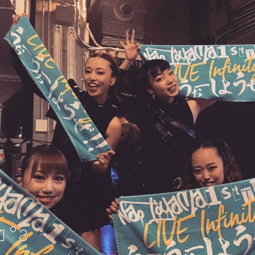 三ツ井裕美さんのインスタグラム写真 - (三ツ井裕美Instagram)「東山奈央さん 1st LIVE TOUR “LIVE Infinity” ・ 一昨日、昨日の横浜公演で国内公演が無事全て終了し、ダンサーに関しては昨日が千秋楽でした！ ・ 去年の武道館、中野サンプラザでのコンサートに続き、今回も何曲か振付担当させていただいたのと、ダンスパートの監修をさせていただきました。 ・ 今回はツアーという事で、回を重ねていくごとに良い意味で色々な変化が出て来たり、チームワークが高まっていったり、同じ楽曲でも少し違って見える時があったりと色々な発見がありました。 ・ ・ ダンサーのCa7ちゃん( @ca7boom )とSatsukiちゃん( @satsunnnnn )は武道館からずっと変わらないメンバーですが、それでも新鮮さが抜けずに素敵なパフォーマンスを見せてくれて、そして沢山私を助けてくれました😂 ・ Mayumiちゃん( @mayumiii130 )とSakiちゃん( @sakinchuuuu1412 )は今回初めましてで覚えることも沢山でしたが、事前の予習からとても頑張ってくれて、しかも初めてとは思えないぐらいスーッと溶け込んでくれていました。 ・ 4人とも素敵なダンサーさんで、この方達とお仕事できて良かったなーと改めて思っています✨✨ ・ 楽屋ではいつも面白いことばっかしてたけどねw ・ 武道館の時は武道館の時で素敵なダンサーさんだったし、今回は今回で色が違ってそれもまた良くて、毎回こちらが刺激を受けさせていただいてます。 ・ ・ そして、奈央さん😌 奈央さんから学ばせていただくことは本当に毎回沢山ありすぎて、どこまでも凄い方だなぁと。。。 ・ 出会えたことに感謝しかありません。 ・ ・ レインボードッグス🌈(バンドメンバーの皆さん)の皆さんも最高ですし、スタッフさんも暖かい方ばかりですし、素敵な現場でお仕事させていただいたこと、心から感謝しています🙏 ・ ・ 振付数曲担当してくれた舞香ちゃん、振り入れ手伝ってくれた里衣ちゃん、のぞみちゃんもありがとうございました。 ・ そして、観てくださったお客様もありがとうございました！！ ・ ダンサーへのお花まで🙇‍♀️💐 ・ ・ ・ 今回も沢山勉強させていただいたので、またいつかお仕事させていただけるよう、私も頑張っていきたいと思います。 ・ 本当にありがとうございました🙏✨✨ ・ 残りの台北と上海の公演も無事成功しますように✨✨✨ ・ ・ #LIVEInfinity #東山奈央 さん #写真バンドさんとダンサーズの中にごめんなさいw」9月9日 18時03分 - hiromi__km