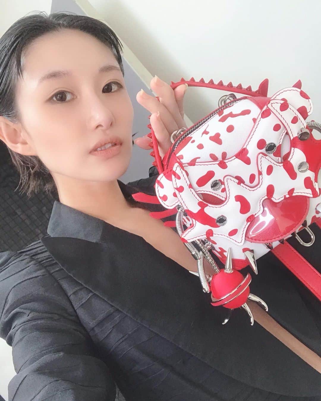 のインスタグラム：「もう完全にお気に入りの  @maisonpromax のBAG💕💕 まじ毎日使ってる。 気に入りすぎて。会う人会う人にどこの？！クソ可愛いって言われて、そやろ、ドヤァな私です。 これ後ろに羽も付いてるの！ この顔のところは付け外し可能👌 かつ斜め掛けバッグとしても可能👌 結構中身が入るのでクラバーとしては完璧すぎる神様的な要素。 この子可愛すぎる😭❤️❤️ @h3otokyo ありがとうございました！！💕💕 #maisonpromax #tokyovillainsquad #fashion #bag #ファッション #ootd #可愛い #私の親友 #いや子供 #love #taiwan #brand #stylist #model #shoot」