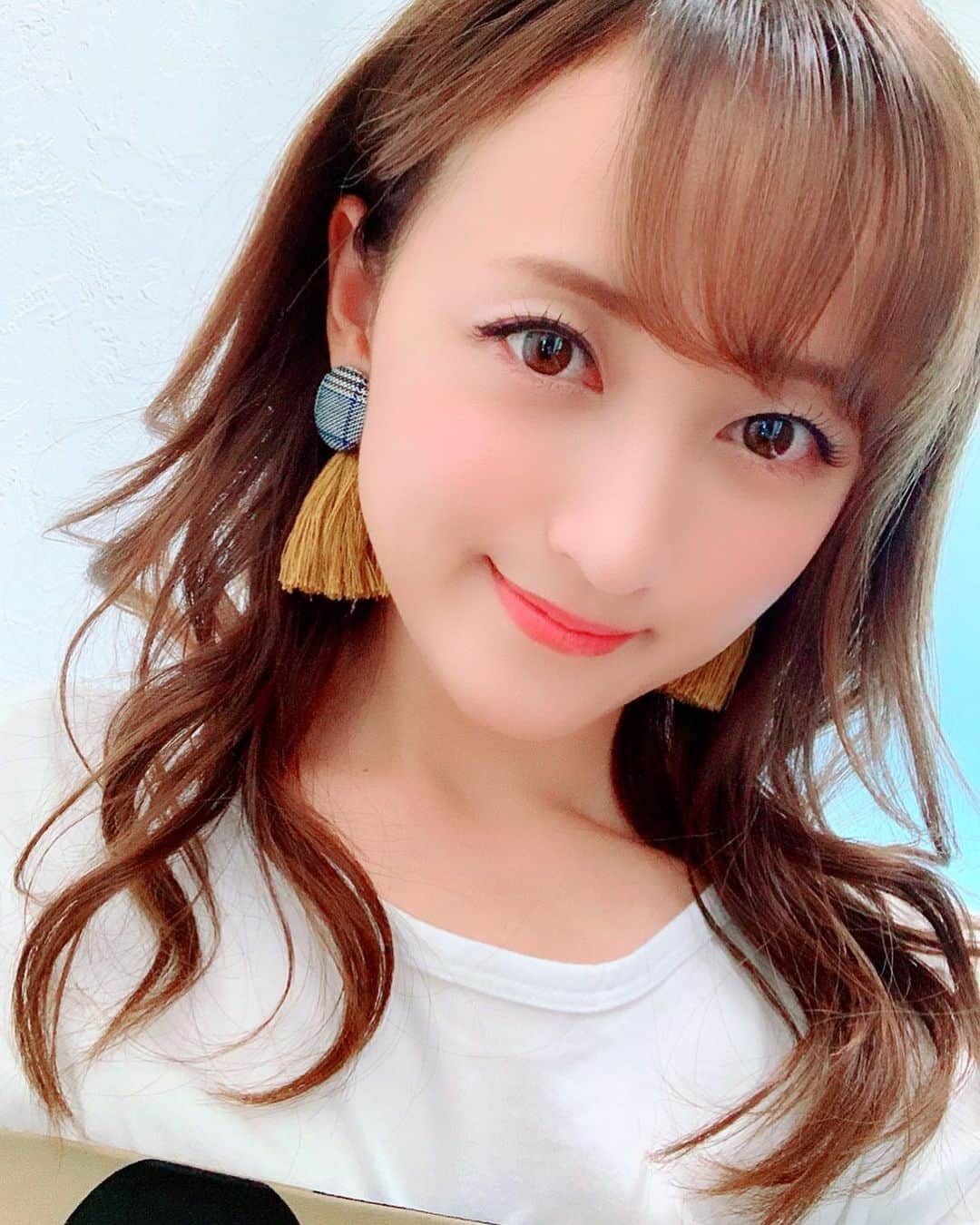 小松彩夏さんのインスタグラム写真 - (小松彩夏Instagram)「今日はとある撮影🎥﻿ ﻿ メイクが違うだけで﻿ 昨日とは別人みたいね💄(笑)﻿ ﻿ #撮影 #メイク #ヘアメイク #make #💄 #巻き髪 #ヘアアレンジ #アレンジヘア ﻿」9月9日 18時04分 - official_ayaka_502