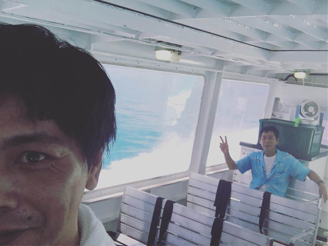 井上聡さんのインスタグラム写真 - (井上聡Instagram)「今年も恒例の明石家電視台のロケがやってきました。新メンバーも増えよりいっそう騒がしくなりました。 そのロケの合間の様子を少しだけお見せします。 ぜひ放送を楽しみにしてくださいね。  #ロケバスの中で盗撮 #行きの空港のラウンジでさんまさんの朝食 #牛丼を食べながらおにぎりとパンをおかずにしておられました。（斬新） #憧れからそれを真似る河本 #飛行機で突然さんまさんが「これおもろいから読んでみ」とダイヤのエースを渡されましたが、読んだ事もなくいきなりの36巻なのでちっとも内容が入ってきませんでした #さんまさんからの突然のボケの宿題が出たので深夜にホテルの部屋の前で若手達で作戦会議の様子 #翌日のお披露目かくメンバー動揺を隠せない様子 #綺麗な海 #船で移動中のさんまさんをパシャり #楽しいロケになりました #MBS明石家電視台」9月9日 18時06分 - _ino__