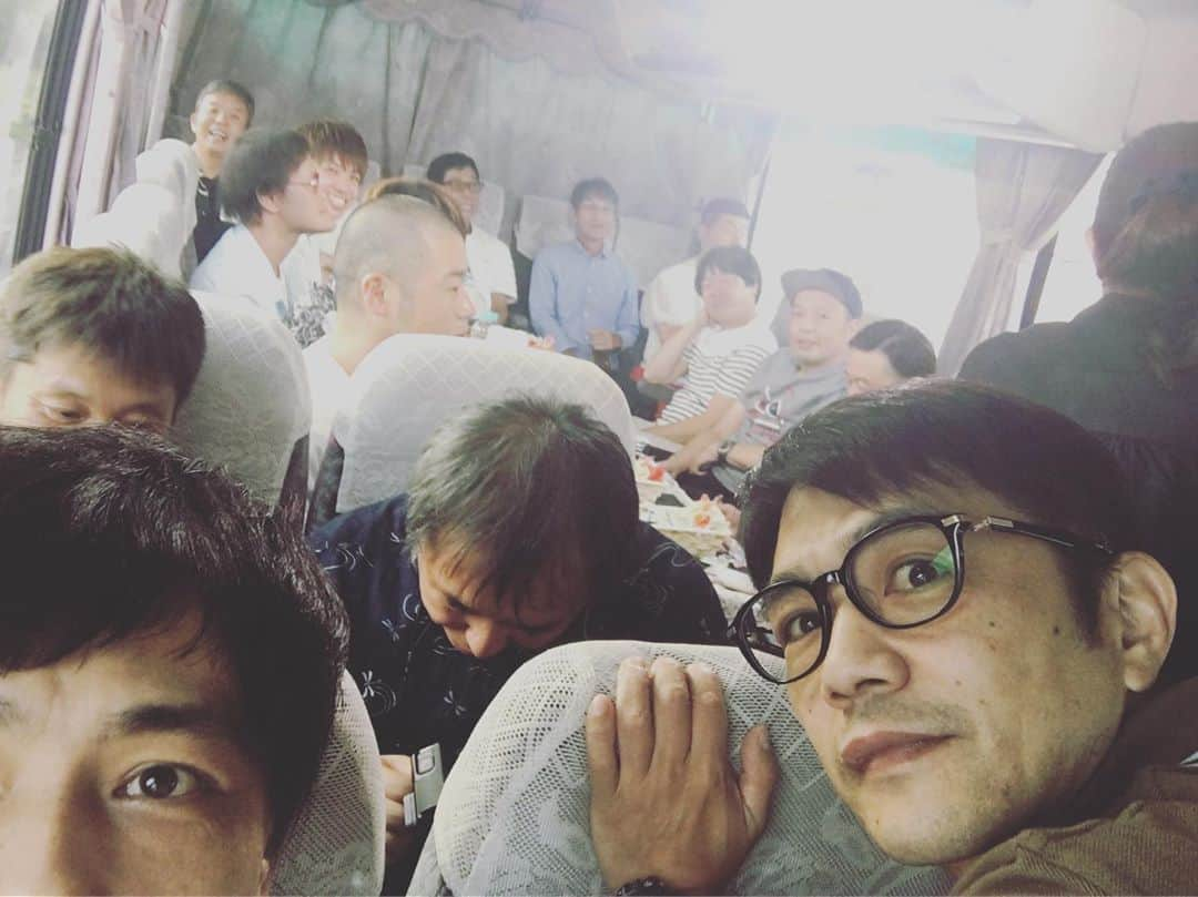 井上聡さんのインスタグラム写真 - (井上聡Instagram)「今年も恒例の明石家電視台のロケがやってきました。新メンバーも増えよりいっそう騒がしくなりました。 そのロケの合間の様子を少しだけお見せします。 ぜひ放送を楽しみにしてくださいね。  #ロケバスの中で盗撮 #行きの空港のラウンジでさんまさんの朝食 #牛丼を食べながらおにぎりとパンをおかずにしておられました。（斬新） #憧れからそれを真似る河本 #飛行機で突然さんまさんが「これおもろいから読んでみ」とダイヤのエースを渡されましたが、読んだ事もなくいきなりの36巻なのでちっとも内容が入ってきませんでした #さんまさんからの突然のボケの宿題が出たので深夜にホテルの部屋の前で若手達で作戦会議の様子 #翌日のお披露目かくメンバー動揺を隠せない様子 #綺麗な海 #船で移動中のさんまさんをパシャり #楽しいロケになりました #MBS明石家電視台」9月9日 18時06分 - _ino__