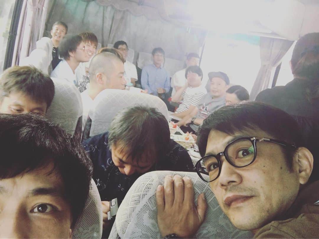 のインスタグラム：「今年も恒例の明石家電視台のロケがやってきました。新メンバーも増えよりいっそう騒がしくなりました。 そのロケの合間の様子を少しだけお見せします。 ぜひ放送を楽しみにしてくださいね。  #ロケバスの中で盗撮 #行きの空港のラウンジでさんまさんの朝食 #牛丼を食べながらおにぎりとパンをおかずにしておられました。（斬新） #憧れからそれを真似る河本 #飛行機で突然さんまさんが「これおもろいから読んでみ」とダイヤのエースを渡されましたが、読んだ事もなくいきなりの36巻なのでちっとも内容が入ってきませんでした #さんまさんからの突然のボケの宿題が出たので深夜にホテルの部屋の前で若手達で作戦会議の様子 #翌日のお披露目かくメンバー動揺を隠せない様子 #綺麗な海 #船で移動中のさんまさんをパシャり #楽しいロケになりました #MBS明石家電視台」