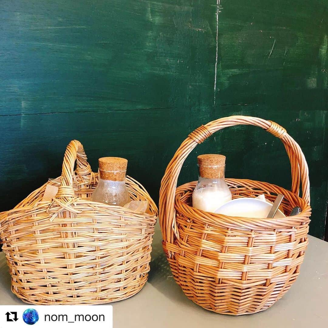 西条市さんのインスタグラム写真 - (西条市Instagram)「Repost @nom_moon with @get_repost﻿ ・・・﻿ ﻿ ♪¨̮⑅﻿ 西条カフェ巡り、ここへ行きたくて❤︎*﻿ PEACH cafe KIKO&YVANさん❁⃘*.ﾟ﻿ *﻿ 1階で注文して雑貨や古着を見ながら待つと、可愛いかごを渡される(๑˃ᴗ˂)و♡﻿ *﻿ 2階で自分でカゴから出して楽しむかわいいカフェ❁¨̮﻿ 昨日は涼しかったのでホットのカフェラテ𖠚ᐝ﻿ 今週のケーキはキャロットケーキ🥕﻿ アイスも一緒に入ってた⌣̈⃝ ♡ ⌣̈⃝ ♡﻿ *﻿ お皿やカップ出す時に、どうする？どうする？言いながらガッチャンガッチャンいわせてすみません ³₃﻿ *﻿ 1階とはまた違う不思議な雰囲気の２階席I˙꒳​˙)﻿ ヘルシーなキャロットケーキはナッツやドライが入っておもしろい食感( '༥' )ŧ‹”ŧ‹”﻿ *﻿ 来週はチーズケーキだそうですよー(*´罒`*)いー(*´□`*)なー（笑）﻿ *﻿ *﻿ #peachcafekikoandyvan ﻿ #西条カフェ﻿ #カゴバック﻿ #カフェラテ﻿ #キャロットケーキ﻿ #ドライフラワー﻿ #隠し撮り﻿ #娘も先週友達とこのキャロットケーキ食べたらしい﻿ #この後りんりんパークへ﻿ #別行動でも行くとこ一緒って﻿ #ランチ候補も一緒だった（笑）﻿ #おそるべし﻿ #この日のカフェ巡りは身体に優しい物﻿ #という言い訳（笑）﻿ #lovesaijo﻿ #himesta﻿ ﻿ ﻿ ﻿ 噂のランチスポット﻿ センスにノックアウトです﻿ ﻿ #peach #東町 #アオイロード #西条商店街」9月9日 18時07分 - lovesaijo