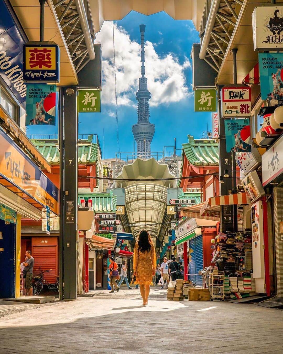 タビジョのインスタグラム：「こんばんは😊 本日の「#タビジョ」はこちら💕 ＊＊＊＊＊＊ 📸@kyoko1903 さん 🚩東京・浅草「仲見世通り」 Shin Nakamise street in Asakusa🏮There are many shops and restaurants around here and you can enjoy shopping a lot. 浅草の新仲見世通り。この辺りは、古くからあるお店、新しいお店が色々あり歩いてると楽しいです😊 ＊＊＊＊＊＊ 風情溢れる仲見世通りに東京スカイツリー✨✨ 下町の良さが出ていてとても素敵ですね😆 ＊＊＊＊＊＊ #タビジョ #タビジョと繋がりたい」