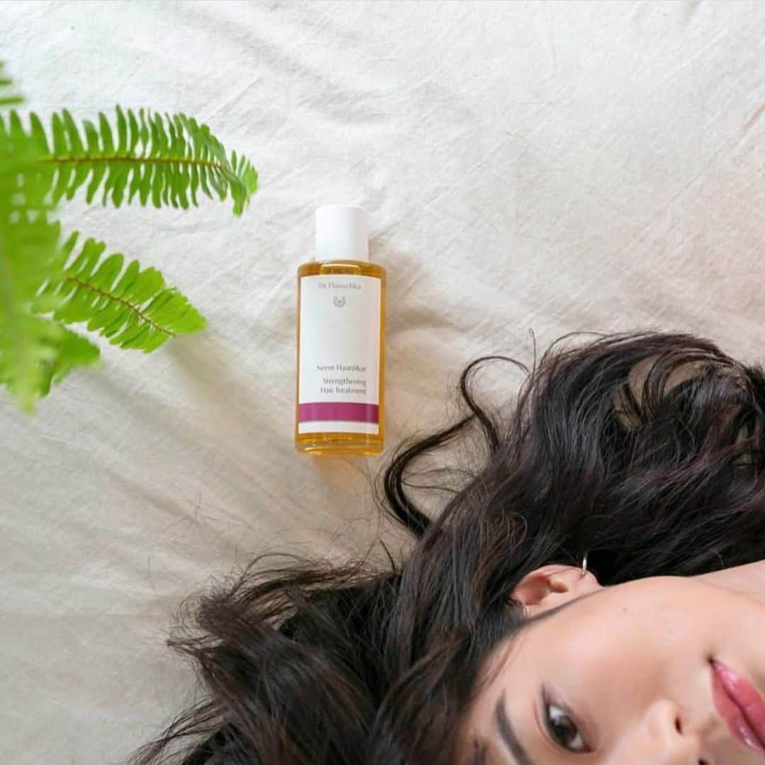 Dr. Hauschka Japan ドクターハウシュカさんのインスタグラム写真 - (Dr. Hauschka Japan ドクターハウシュカInstagram)「【ヘアトリートメントオイル】 紫外線や冷房による乾燥、アイロンによる熱にカラーリング。髪へのダメージは日々の何気ない生活で蓄積されていってしまいます。 とりわけ紫外線の強い夏を過ごした髪は、普段より入念なケアが必要になっているかも。 . Dr.ハウシュカのヘアトリートメントオイルは、傷んでしまった髪にコシとツヤを与えながら、頭皮まですこやかに整えるアイテム。 100%自然由来原料だから、さまざまな環境や化学物質にさらされているダメージヘアも植物の恵みが優しく包み込んでケアします。 メリアアザジラクタ葉エキス（別名：ニーム葉エキス）は髪や肌、爪などに栄養を与え、美しく健やかに整えることからインドのアーユルヴェーダでも古来より幅広く使われています。しなやかでハリ、コシのあるすこやかな髪へ。 . 頭皮ケアとスペシャルなヘアケア、そして洗い流さないトリートメントとしてお使いいただけます。 洗髪前に手のひらに適量を取り、髪と頭皮にやさしくマッサージするよう指の腹でやさしく揉み込みます。ホットタオルを巻き20分程おいた後、シャンプーをします。乾かした後に、頭皮スッキリ、ツヤとまとまり感を実感いただけます。乾燥やパサつきが気になる髪には、少量をつけてなじませます。洗い流さないトリートメントとしてもご使用いただけます。ツヤとまとまり感を実感いただけます。 . 落ち着いた秋ファッションには、落ち着いた艶やかなヘアスタイルで臨みたい。ヘアダメージと一緒に今年の夏にお別れしましょう。 ・・・・・・・・・・・・・・・・・・・・・・・・・ 詳しくは公式ホームページへ→@drhauschkajapan ・・・・・・・・・・・・・・・・・・・・・・・・・ #drhauschka #Drハウシュカ #ドクターハウシュカ #ナチュラルコスメ #ナチュラル #ナチュラルヘアケア #スキンケア #オーガニックスキンケア #ナチュラルメイクアップ #ゆらぎ肌 #敏感肌 #オーガニックメイク #メイクアップ #drhauschkalive #natrue #認証オーガニック #サステナブルビューティ #エイジングケア #自然派 #植ニーム #ヘアトリートメントオイル #ヘアケア #ダメージヘア #頭皮ケア #保湿 #紫外線 #トリートメント #アウトバストリートメント #パサつき #アーユルヴェーダ」9月9日 18時15分 - drhauschkajapan