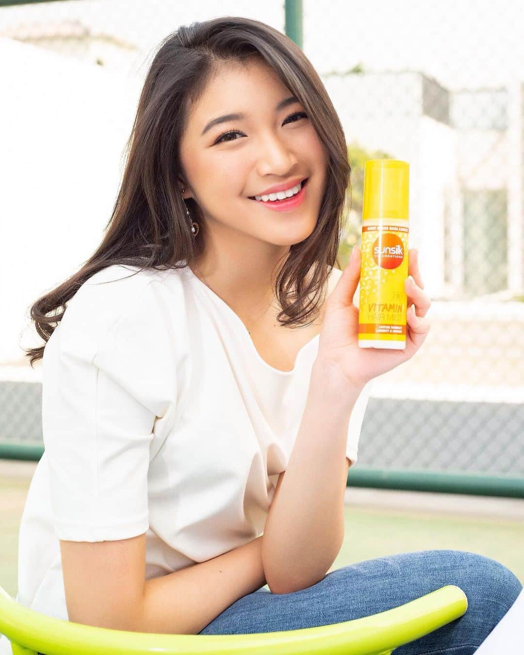 シャニ・インディラ・ナティオさんのインスタグラム写真 - (シャニ・インディラ・ナティオInstagram)「Kalian tau gak sih Sunsilk baru aja ngeluarin produk hair mist loh! Dan dijual exclusive cuma di shopee. Kalian harus bangeeeet cobain karena wanginya enak banget dan bikin rambut lembut. Yuk beli sekarang sebelum kehabisan💁🏻‍♀️ #NutrisiAlamiUntukRambut #sunsilkid #shopeeID99 #Shopee99SuperShoppingDay @sunsilkid @shopee_id」9月9日 18時15分 - jkt48shani