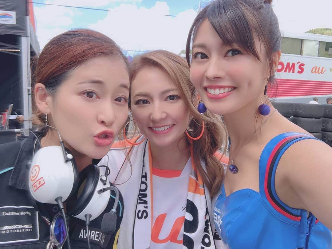 河瀬杏美のインスタグラム：「偶然のミーグリ。 ひなの会@サーキット。 5秒で写真撮って即解散。笑 * #supergt #rd6 #オートポリス #つだの本家本元 #meetandgreet #近藤みやび#津田知美 #えくぼの沼」
