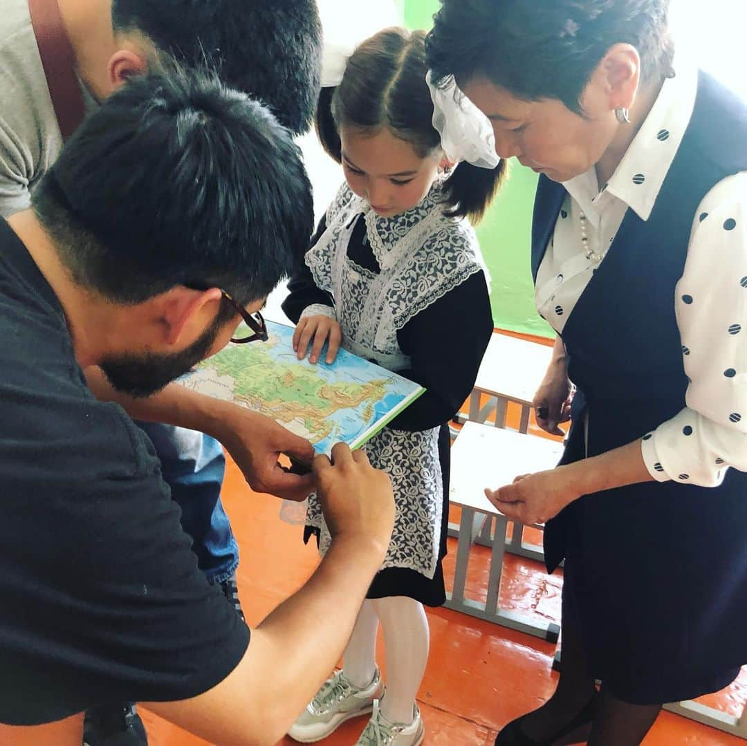 阿部裕介さんのインスタグラム写真 - (阿部裕介Instagram)「They have been studying the importance of nature from a young age.  In this country surrounded by nature, it is natural to grow up with nature.  And a good education will surely help the global environment.  #キルギス #kirghiz  @thenorthfacejp」9月9日 18時24分 - abe_yusuke