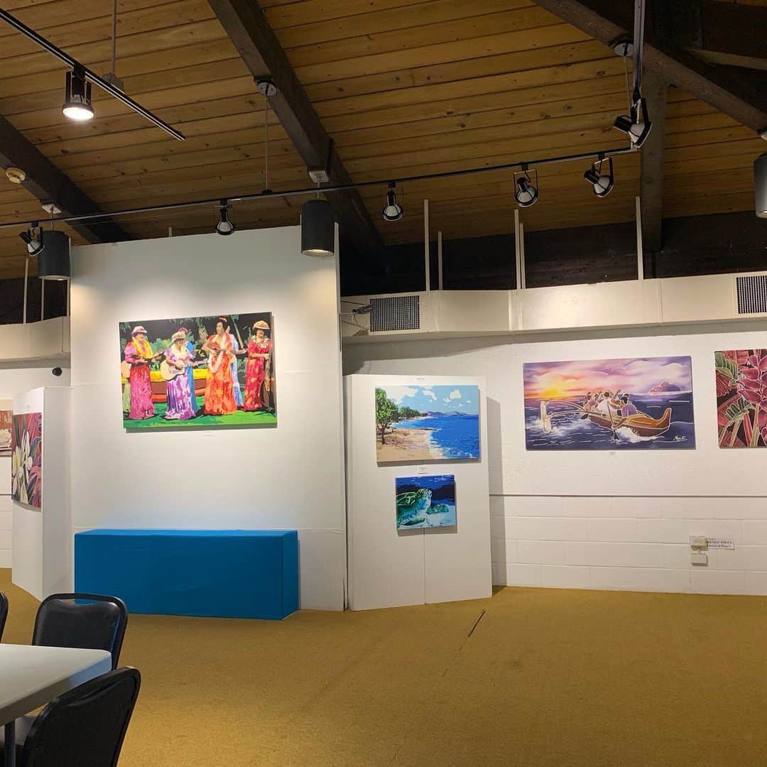 飯島寛子さんのインスタグラム写真 - (飯島寛子Instagram)「ホオマルボタニカルガーデンでMatti さんアート展に出逢いました。 照明のライト、鮮やかな太陽の光が目を引きました。 #hoomaluhiabotanicalgarden #art #hawaiiart」9月9日 18時32分 - hirokoiijima