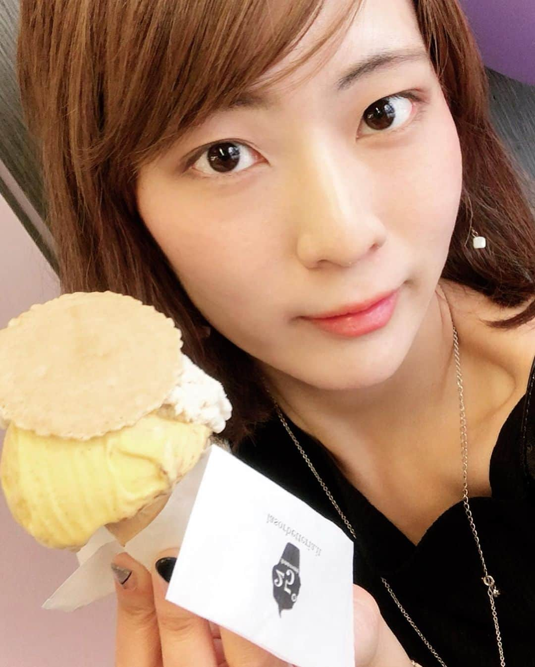 風輝駿さんのインスタグラム写真 - (風輝駿Instagram)「#ジェラテリア はしごレポ🍨 #ジェラート を食べれるだけ食べました😂 最早パスタやお肉は後回しで、ピッツァに至っては食べなかったw . #フィレンツェ 編 . . . ☆#edardo  ピスタチオ&ミルク ピスタチオが凄く濃厚だった . ★#gelateriadeineri  ピスタチオ&レモン フィレンツェで食べた初ジェラート あまりピスタチオ好きじゃなかったんですけどこれ食べて好きになった😍 . ★#percheno ピーチ&ヨーグルト ヨーグルトはさっぱり甘さはほぼない感じ ピーチはちょっと思ってたのと違うかも🤔 お店自体いつでも賑わってた . ★#amorino  ブラッドオレンジ&バニラ コーンだと薔薇にしてくれる ミルクは沢山あるけどバニラは珍しいかも . ☆#lastreganocciola  ティラミス&ストロベリー ティラミスがアイスケーキみたいでよき👍🏻 . . . #ボローニャ 編 . . . ☆#lasorbetteriacastiglione  ティラミス&ライスミルク 街の外れなのに凄く混んでて ライスミルクって面白い味を頼んでみました 面白いけど美味しかった！ . ☆#musetticoffee  コーヒー&レモン コーヒーの苦味がいい感じ すごーい昔にカプリ島でレモンのジェラート食べたけどレモンってハズレないと思う . ☆#laclosefree  ダークチョコレート&ミルク 食べた中で1番好きかも チョコが濃厚過ぎて最後はミルクと混ぜました . ★#venchi  チョコレート(アーモンド入り)&ミルク いつも列が出来てるチェーン店 チョコ屋さんだからチョコがうまい . ☆#galliera49  ピスタチオ&ミルク 食べ納めのお店で噛み締めながら食べた😭 ミルクが食べた中で1番好きかも こちらも列が出来るお店！ . . . ジェラテリアは基本テイスト出来るみたいなんだけどめんどうなのでその時の直感で買いました🙌🏻 一応アイスのケースに蓋がある方がいいお店のサインらしい(☆が蓋ありのお店) でも蓋なしのお店も普通に美味しかった✨ あとすぐ溶けるのもいいジェラートの証拠(ウェットティッシュ必須だった) 私が注文したのは1番小さなカップ又はコーンでお値段は大体2.5€前後(高いとこは3€余裕で越す) 基本2種類まで選べるけどまぁ1種類でもいいみたい(お得だから私は2種類☺) 結構濃厚だから甘い系とさっぱり系を頼んだ方があんまり重たくならないかなーと沢山食べて思いました🙌🏻 #アイス 大好きだから巡るの幸せでした🥰」9月9日 18時28分 - shun.721.miki.125