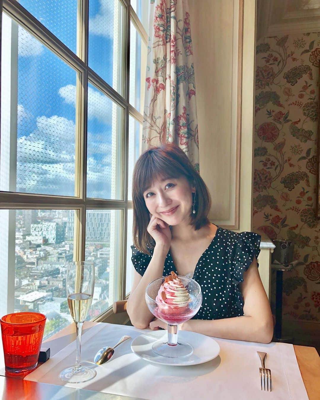 水野佐彩さんのインスタグラム写真 - (水野佐彩Instagram)「・ Benoitでランチ🍽❤️ とっっっても美味しかった🥺楽しかった🥺💕💕 ここはまた食べに行きたいなあ🥰 #coordinate one-piece#maisonmarble @maison.marble  pierce#stellahollywood @stellarhollywood  #sサイズコーデ  #153cmコーデ #おちびコーデ #おちびの輪 #150cmコーデ #表参道ランチ #benoit #ブノワ #フレンチ #ランチデート ・ メイクは昨日のメイクライブのです❣️ ボビーのオートココアをつけると お顔が秋めく感じがとても好き。 ドットのワンピースだから 赤茶っぽいメイクで大人っぽさをプラス💄」9月9日 18時30分 - saaya_mizuno