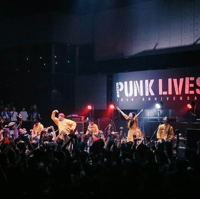 THE PRISONERさんのインスタグラム写真 - (THE PRISONERInstagram)「PUNK LIVES! 2019激熱最高でした‼️ 企画のユーイチさん、集まってくれた皆さん、共演者の皆さん、ありがとうございました‼️最高の１日を一緒に皆で過ごせて幸せでした😆🔥 皆に感謝😁🌟写真は岩上浩一(イワサン)📷 ９月９日🎂 新しい私になりました🤭 出会ってくれた皆に感謝🙏 これからもよろつくね🐈 #nana語録  #theprisoner  #punklives2019  #punklives」9月9日 18時39分 - theprisoner_