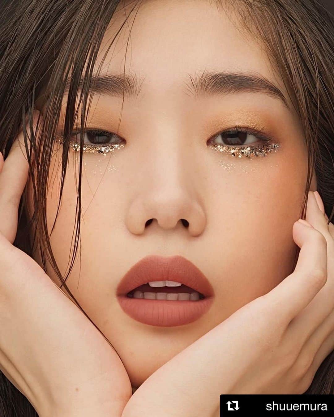 江原杏樹のインスタグラム：「#Repost @shuuemura with @get_repost ・・・ make a sparkly statement with precious metals. 🌟 #shuuemura #shuartistry #shuuemuraartist #glittermakeuplook #metallicmakeup ・ @shuuemura @kentaro_minami_official  Thank you so much.」