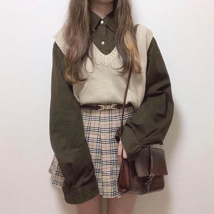古着女子さんのインスタグラム写真 古着女子instagram ガーリーコーデ ホワイトのニットベストがかわいいガーリーコーデ オーバーサイズなシャツとチェック柄のミニスカートのバランスがしっかりとれています ミニスカートを合わせるなら ぴったり