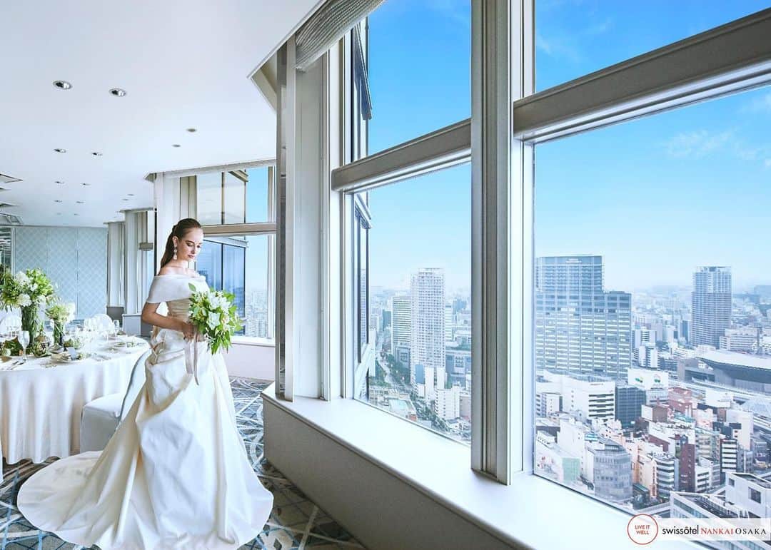 のインスタグラム：「結婚式の日-あなたが世界一幸せな日。#ウエディング #大阪ウエディング  Wedding day - a feeling like you're on top of the world. #SwissotelRomance #SwissotelRomanceOsaka」