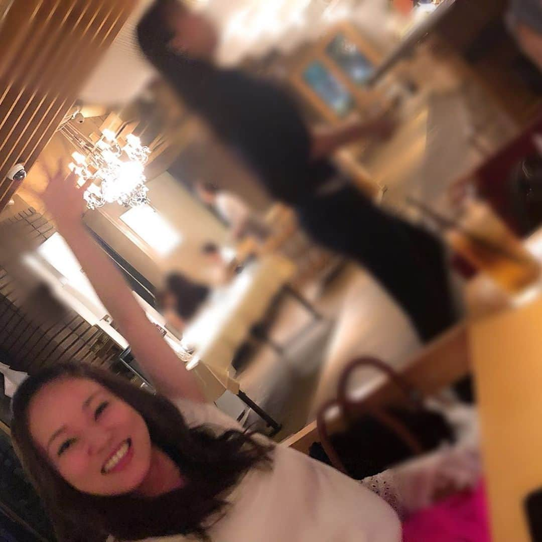 愛白もあさんのインスタグラム写真 - (愛白もあInstagram)「昨日の誕生日は このメンバーで過ごしました♡ ゆいちゃんと2人でディナーと思っていたら、  みんないるーー！！わぁーー！！ ってなりました☆  嬉しかったです(o^^o) みんな、ありがとう！！！ ステキな年になりそうです。  嬉しすぎて万歳！！！ ブレてます。  #結乃かなり ちゃん#夢乃花舞 ちゃん#由萌ななほ ちゃん#遥花ここちゃん #女子会」9月9日 18時42分 - aishiro_moa