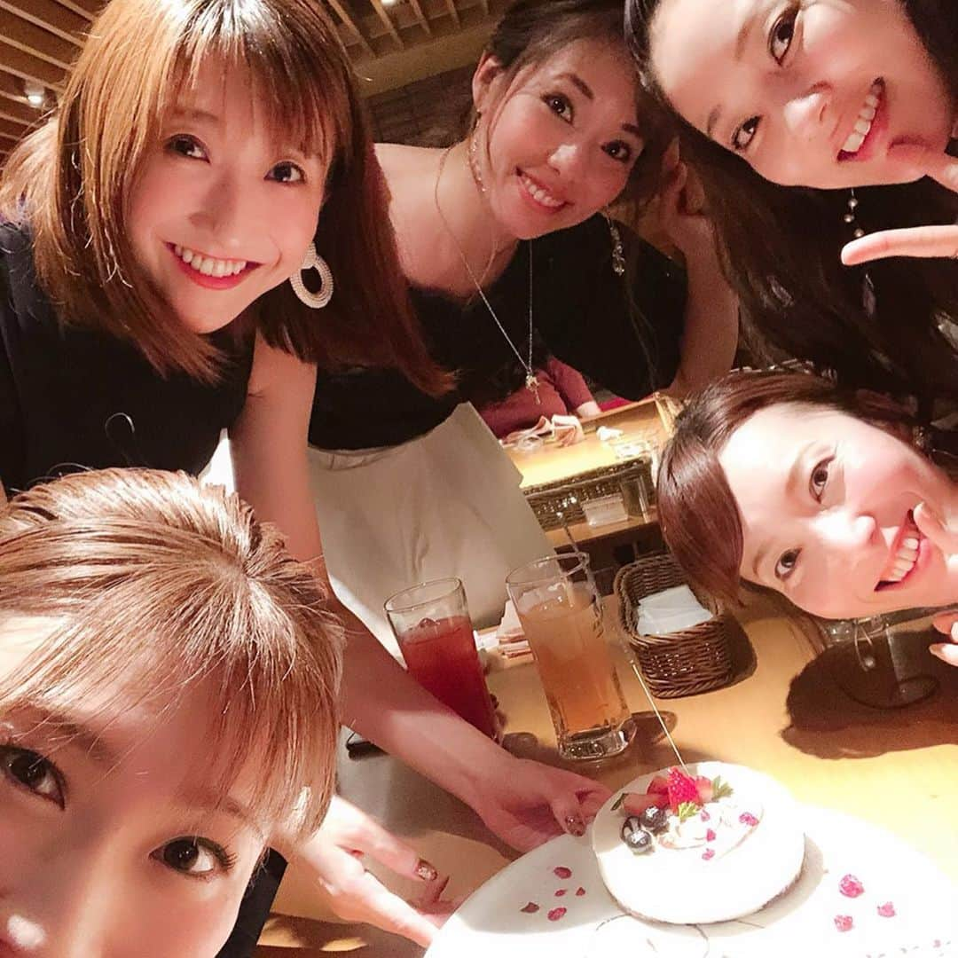 愛白もあさんのインスタグラム写真 - (愛白もあInstagram)「昨日の誕生日は このメンバーで過ごしました♡ ゆいちゃんと2人でディナーと思っていたら、  みんないるーー！！わぁーー！！ ってなりました☆  嬉しかったです(o^^o) みんな、ありがとう！！！ ステキな年になりそうです。  嬉しすぎて万歳！！！ ブレてます。  #結乃かなり ちゃん#夢乃花舞 ちゃん#由萌ななほ ちゃん#遥花ここちゃん #女子会」9月9日 18時42分 - aishiro_moa