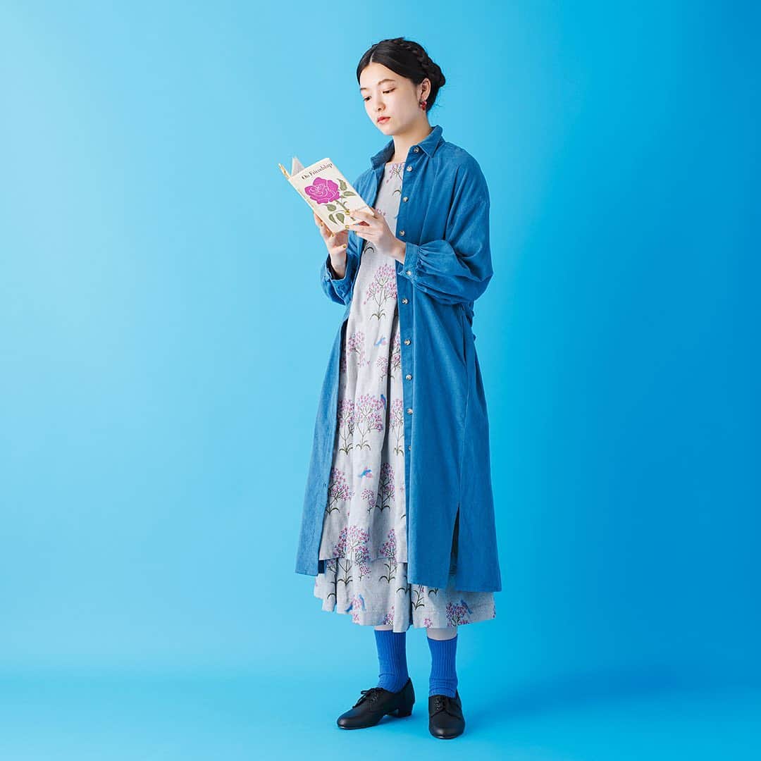 marbleSUD(マーブルシュッド) のインスタグラム：「冬のブルーも乙ですね！ コートにもワンピにも使える万能アイテム“シャツコールコートワンピース”入荷しました！シンプルなデザインは着まわし力も抜群。季節の変わり目に大活躍間違いなしの1枚は持っていたいマストアイテムです。 ・ #marblesud #マーブルシュッド #秋 #new #ワンピース #コーデュロイ #ブルー #blue #ファッション #大人カジュアル」