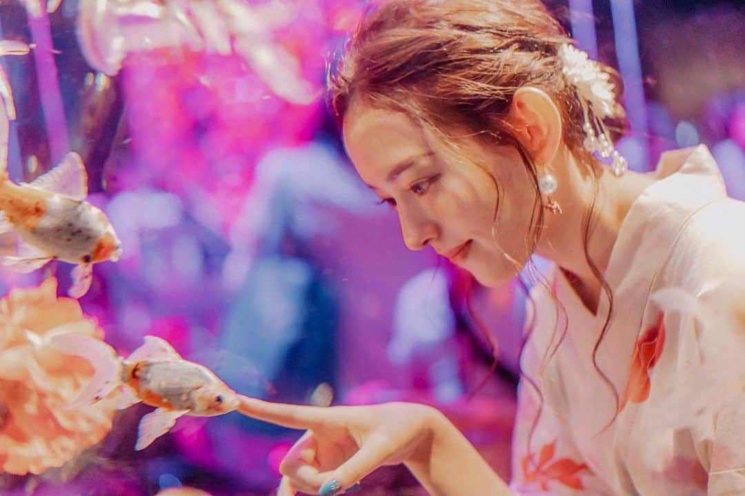 Chiharuさんのインスタグラム写真 - (ChiharuInstagram)「❤︎ 夏終わるまでに浴衣載せとこ、、、 アートアクアリウムで金魚の水槽越しに撮ってもらった🥺 📸→ @memeichigo  さん . エモエモのエモじゃん、こまる ❤︎ #アートアクアリウム2019 #アートアクアリウム #日本橋 #金魚 #goldfish #カメラ女子 #カメラ好きな人と繋がりたい #カメラ初心者 #日本 #japan #ポートレート #浴衣 #浴衣女子 #浴衣ヘアアレンジ #浴衣ヘア」9月9日 18時52分 - chiharuchan0101