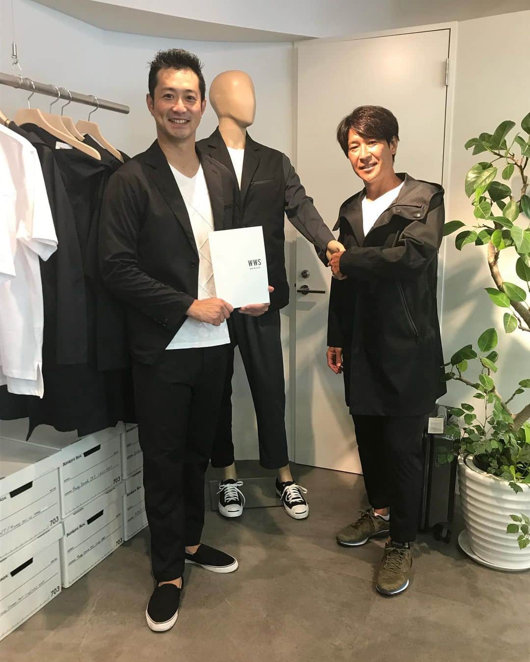 のインスタグラム：「この夏、かなり愛用してます！毎日洗えて伸びるスーツ👍 宮下純一にもご紹介😎 俺が着てるコートは100%水を弾きます❗️フードを被れば傘要らず👍職質もされそうですが😆 #OASYS #スタイルウェア #WORKWEARSUIT #洗えるスーツ #伸びるスーツ #水を弾くコート #傘要らず」