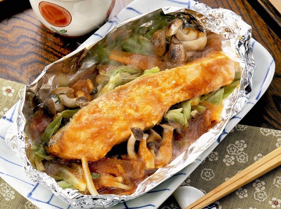 エバラ食品さんのインスタグラム写真 - (エバラ食品Instagram)「食卓に秋の気配が♪ . 鮭ときのこ。旬の食材を取り入れたホイル焼きは、秋らしさ満点。「 #黄金の味 」＋みそで味付けすれば、ちゃんちゃん焼きのできあがり♪ . ※詳しいレシピは“おいしいレシピ”で「鮭のちゃんちゃんホイル焼き」と検索すると、ご覧いただけます。“おいしいレシピ”へはプロフィールのURLからどうぞ！ . #エバラおいしいレシピ #エバラ食品 #おうちごはん #レシピ #料理好きな人とつながりたい #ホイル焼き #アルミホイル #魚 #お魚 #鮭 #サケ #シャケ #しゃけ #野菜 #たまねぎ #にんじん #キャベツ #きのこ #しめじ #夜ごはん #デリスタグラム #instafood #foodstagram #黃金烤肉醬」9月9日 19時00分 - ebarafoods
