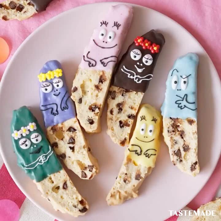 のインスタグラム：「【お庭で生まれたよ🌷】バーバパパのビスコッティ⁠⠀ ⁠⠀ スマホアプリはレシピを簡単に探せるよ📲⠀⁠⠀ ダウンロードはプロフィールのURLをクリック👆⠀⁠⠀ ⁠⠀ ■材料⁠⠀ 卵　1個⁠⠀ 薄力粉　100g⁠⠀ 砂糖　50g⁠⠀ チョコチップ　30g⁠⠀ アーモンドダイス　25g⁠⠀ ⁠⠀ ストロベリーチョコレート　適量⁠⠀ アイシング（黒、白、紫）⁠⠀ ⁠⠀ ■手順⁠⠀ 1. ボウルに卵を入れほぐし、砂糖を加えて混ぜ合わせる。⁠⠀ 2. 薄力粉をふるい入れ、ヘラで混ぜる。⁠⠀ 3. チョコチップ、アーモンドダイスを入れ混ぜる。⁠⠀ 4. 天板の上にのせ、ヘラで形を整えたら、180度に予熱したオーブンで20分程焼く。⁠⠀ 5. カットして150度で25分程焼き、冷ます。⁠⠀ 6. チョコレートにディップして、乾いたら顔をアイシングで書いて完成。⁠⠀ ⁠⠀ ⁠⠀ #tastemade #tastemadejapan #food #foodie #cooking #recipe #tastemade #japan #japanese #japanesefood #sweets #dessert #biscotti #barbapapa⁠⠀ ⁠⠀ #テイストメイド #料理 #クッキング #レシピ #おうちご飯 #おうちごはん #おうちカフェ #スイーツ #デザート #おやつ #お菓子作り #ビスコッティー #バーバパパ #アイシング⁠⠀ ⁠⠀ #テイストメイドジャパン をつけて投稿してね❤️」