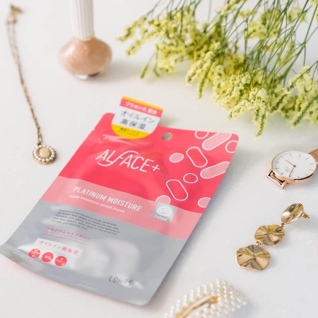 オルフェス（ALFACE+）のインスタグラム：「木下優樹菜さんがセレクトした﻿ アソートボックスの中身をご紹介①☺️﻿ ﻿ 『プラチナムモイスチャー』﻿ ﻿ オルフェスシリーズ最高峰の保湿力！﻿ プラセンタ、馬油、エラスチンの﻿ 相乗効果でお肌に潤いを届けます🎁﻿ オルフェス唯一のオイルインアイテム。﻿ ﻿ 昔から民間治療薬として使われてきた馬油🐴﻿ 馬油は美肌に欠かせない油分を﻿ たくさん含み、保湿や抗炎症作用、﻿ アンチエイジングにも効果的👌﻿ ﻿ 極厚ホワイトシートが密着して﻿ 長時間成分の効果を発揮することができます✨﻿ 美容液は驚きの27ml‼️﻿ ﻿ 今年はオイル美容でいつも以上に﻿ しっかり保湿してみませんか☺️？﻿ ﻿ #スキンケア #パック #シートマスク #ながら美容 #時短美容 #フェイスマスク #オルフェス #秋 #先行発売 #アフターケア  #ロフトのコスフェス #日焼け #保湿 #潤い #馬油 #プラセンタ #アンチエイジング #乾燥肌」