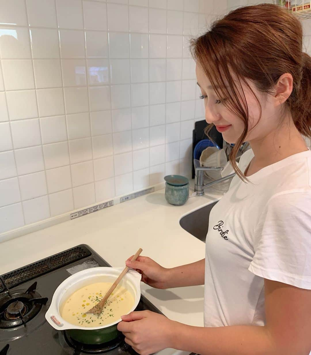 西野沙瑛さんのインスタグラム写真 - (西野沙瑛Instagram)「- - 友人とお家でディナー🍴 素麺のリクエストがあったので 和洋中3種類のそうめん作った😊 あとは夏にぴったりの冷製コーンスープ🌽 最近知った【 @nomina_official 】で 見つけたメニュー✨ スムージーとかスープとか、野菜をたくさん使った 健康的なレシピとあわせて栄養も載ってておすすめ✔︎ トレーニングだけじゃなくて食べ物もちゃんと バランスの良い食事が大事💪🏻❤️ - #おうちごはん #簡単レシピ #健康 #美容 #野菜 #スムージー #コールドプレス #夏バテ予防 #ジュース #スムージー #ローフード #nomina_vege #nomina」9月9日 19時05分 - sae_golf