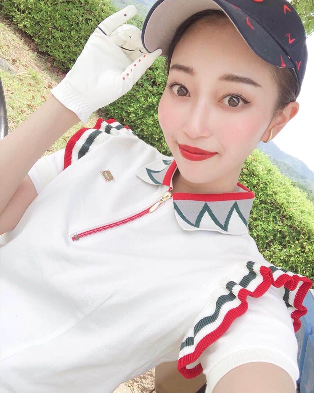 のインスタグラム：「たくさんDM頂いてた ゴルフのファッションについて❤︎ 気に入ったデザインのもの見つけたらすぐ買っちゃう🥺 コーディネートは2枚目❤︎ tops&skirt/ @kappa_official  ゴルフの日のトートはイリカイのん❤︎ 詳しくは @osamurasachiko さんまで💌 #golf#ゴルフ#ゴルフコーデ #ゴルフ女子#ゴルフウェア #コーディネート」