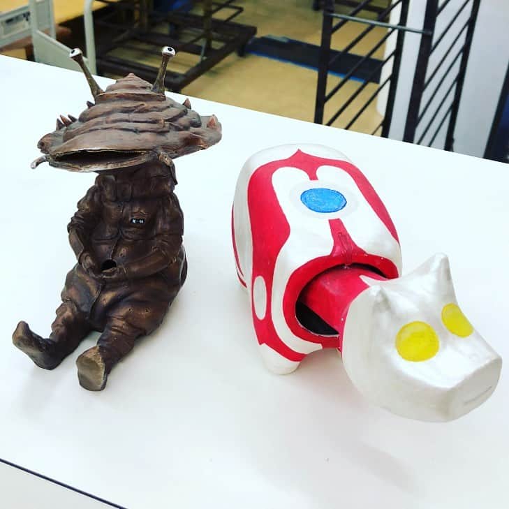 逸見太郎のインスタグラム：「欲しい❗️ #ウルトラマンベコ #カネゴン #円谷プロ公認 #玉木屋 #パン屋 #須賀川市 #ふくしま  今日の毎日行ってみ太郎O.A.で 登場したベコ。円谷プロの美術さん 仕上げだそうです。 玉木屋さんに飾ってありますので ウルトラマンパンもしくは生食パンを買いにいくついでに要チェック💫」