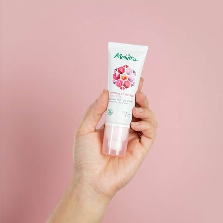 Melvita Officialのインスタグラム：「Le soin de jour bio Nectar de Roses fait PEAU NEUVE 👐🏻 🌿📦Un nouveau pack élégant et plus écolo avec 20% de plastique en moins. 🌊🌹 Une formule ultra-hydratante (jusqu’à 12 couches de la peau) à base d’infusion de roses bio. 👉 C’est LE soin idéal pour hydrater votre peau après l’été.  #nectarderose #new #eaufloralederose #rose #infusionderose #cremedejour #cremehydratante #hydratation #cosmetiquebio #cleanbeauty」