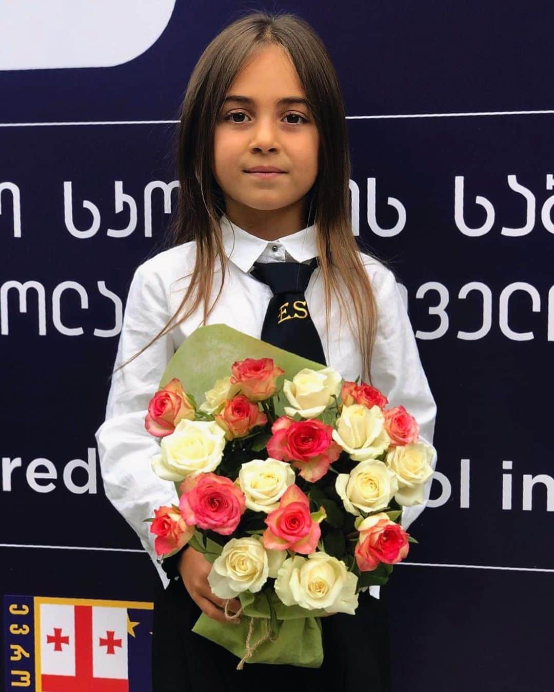 グラム・カシアのインスタグラム：「პირველი დღე სკოლაში! მიყვარხარ ♥️ I can’t believe how fast she is growing up! I’m the proudest father in the 🌎!」
