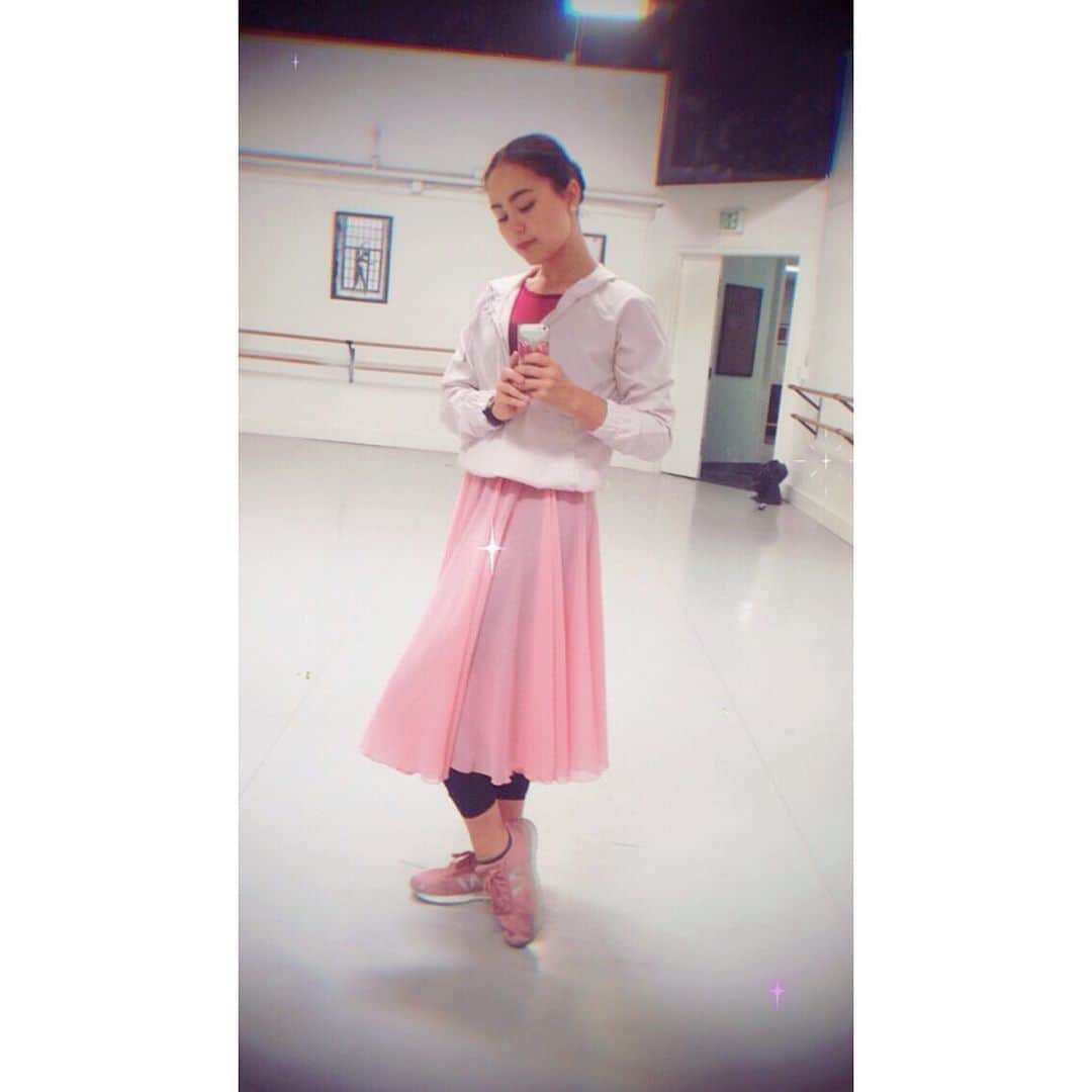 ミコ・フォガティのインスタグラム：「Felt in a pink mood today 💕👄👛🌸🌺🌷🍒🍧🎀💖」