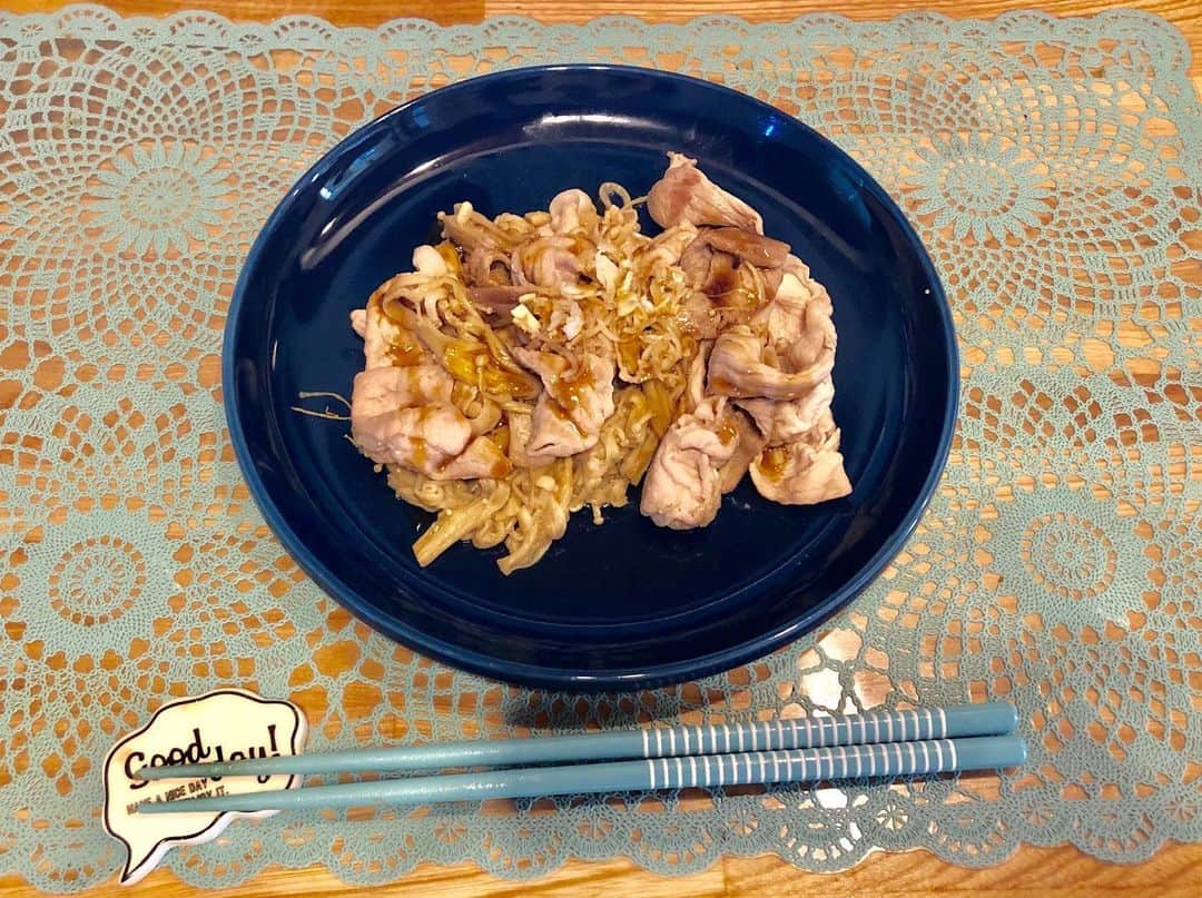 のインスタグラム：「#パーソナルトレーナーの食事 . トレーニングと練習で 結構ヘトヘトな週末を過ごしました😂💕 . 今朝は豚肉で疲労回復🐷‼️ . -美味しい豚肉の選び方- ⭐︎灰色がかった淡いピンク色をしている ⭐︎豚肉の表面はみずみずしく、光沢や粘りがある ⭐︎切り口が乾いておらず、なめらかになっている ⭐︎脂肪の部分は白く、脂肪と赤身の境目がはっきりしている ⭐︎パックなどに入っている場合は、ドリップ（肉汁）が出ていない . さてさて今週もやりますよ💪🏽🔥 . #上越YG #パーソナルトレーナー #筋肉女子 #トレーニング女子 #ケトジェニックライフ #ケトジェニックダイエット #ボディメイク #フィットネス #ダイエット #トレーニング #ワークアウト #低糖質高タンパク #低糖質ダイエット #低糖質 #ローカーボ #ロカボ食品 #ロカボ #低糖質ごはん #糖質オフ #パーソナルトレーナーの生活 #トレーニングジム #パーソナルトレーニング #プライベートジム #パーソナルトレーニングジム #ビーチバレー選手 #バレーボール選手」