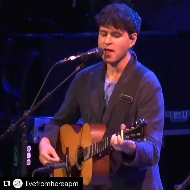 クレア・コフィーのインスタグラム：「90 mins left to stream - DO NOT MISS THIS!! #Repost @livefromhereapm with @get_repost ・・・ Last call! The full video of our season premiere, which clocks in at just over 2.5 hours, expires at 11pm ET tonight and that’s only way you’ll be able to watch the segments with @arze of @vampireweekend and @natalialafourcade. Plus: performances from @jakegyllenhaal, @sarahjarosz, @mattbraunger, and @hollylaurent. Head to livefromhere.org or our YouTube channel for the video. #livefromhere #christhile #ezrakoenig #vampireweekend #fatherofthebride #harmonyhall #natalialafourcade #jakegyllenhaal #sarahjarosz #mattbraunger #hollylaurent #thetownhall #townhall #nyc #livemusic #newyorkcity」