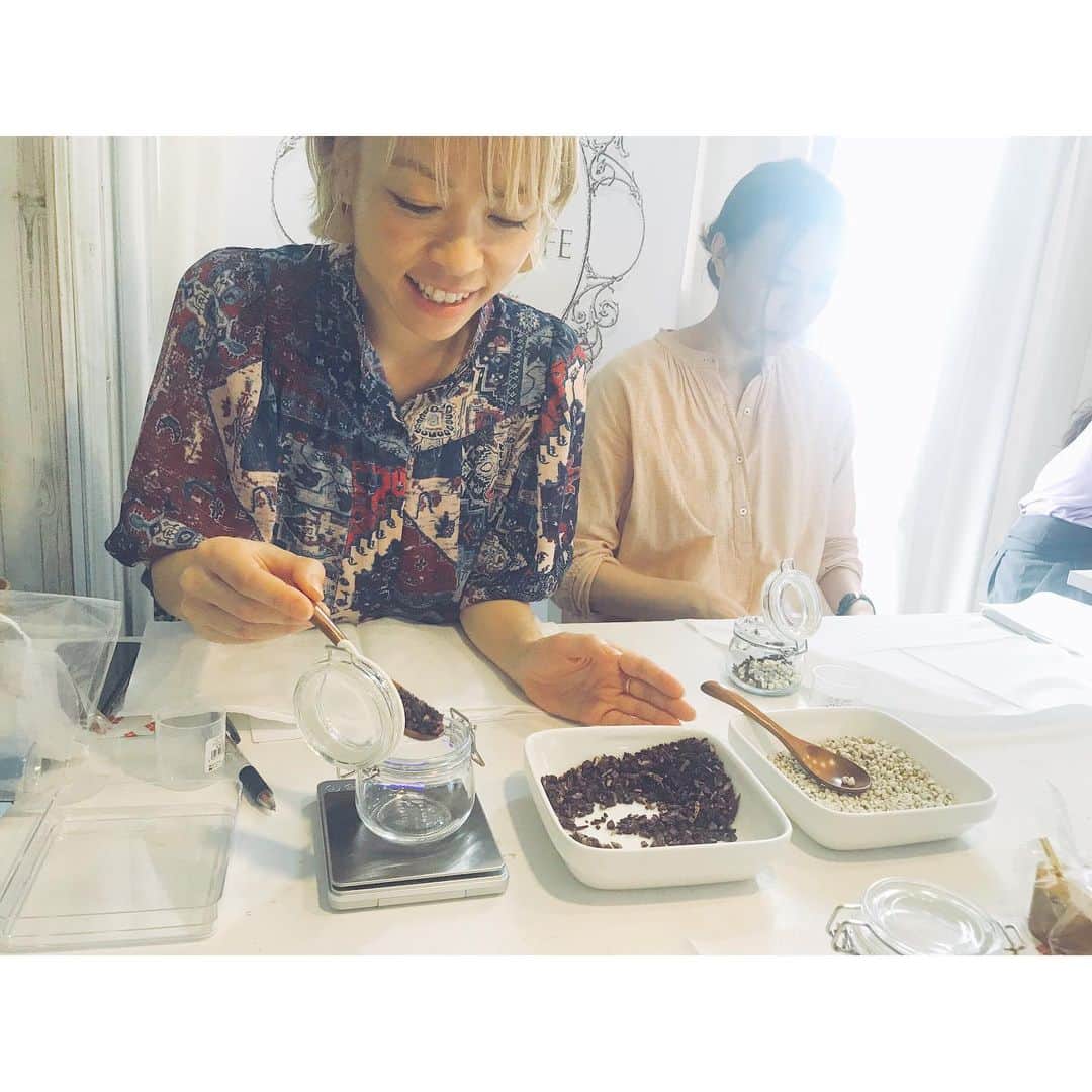 藤森香衣さんのインスタグラム写真 - (藤森香衣Instagram)「「漢方のワークショップ」  モデル友達の中でも、白い美肌で有名な 芦田桂子さん @keiko_ashida 。  漢方スタイリストという資格を活かして、 昨日は私たちに、【秋の漢方ビューティー】と題した、 ワークショップをやってくれました✨  季節の変わり目にぴったりな、 化粧水を作ったんですが、すごい簡単！ (紫根、はとむぎを使ったもの)  この原液を薄めたら、2リットルぐらい 化粧水ができるそう。  お茶も漢方だし、至れり尽くせり過ぎる。 ・ #漢方 #漢方スタイリスト #美容 #ビューティー #美肌 #インナービューティー #養生 #ワークショップ」9月9日 10時36分 - kaefujimori