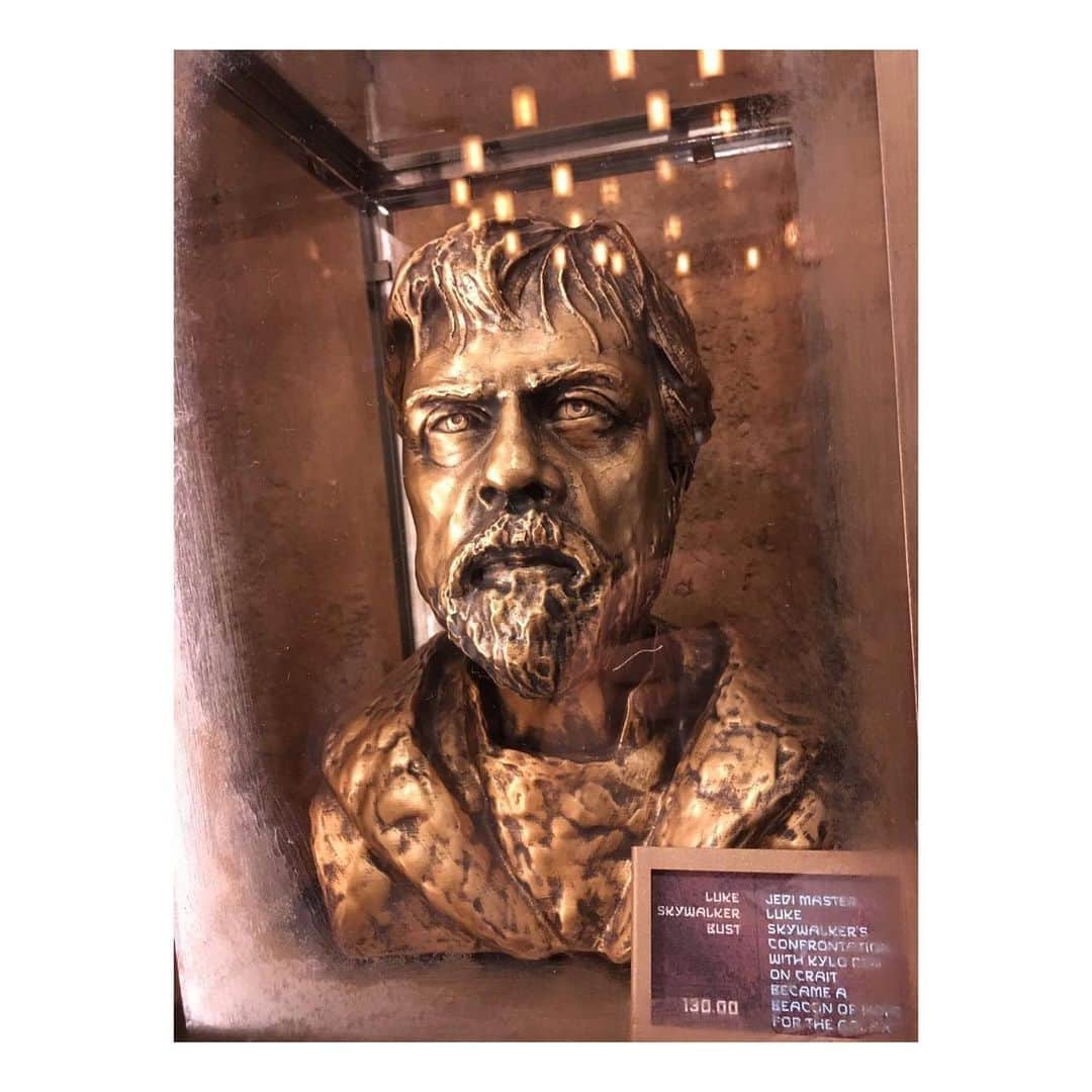 マーク・ハミルさんのインスタグラム写真 - (マーク・ハミルInstagram)「Saw this bust on display at #GalaxysEdge  at #Disneyland . I know it's supposed to be me, but I think it looks more like Oliver Reed. Who do you think it resembles, besides me? #LovableLugWithAHuggableMug」9月9日 10時40分 - markhamill