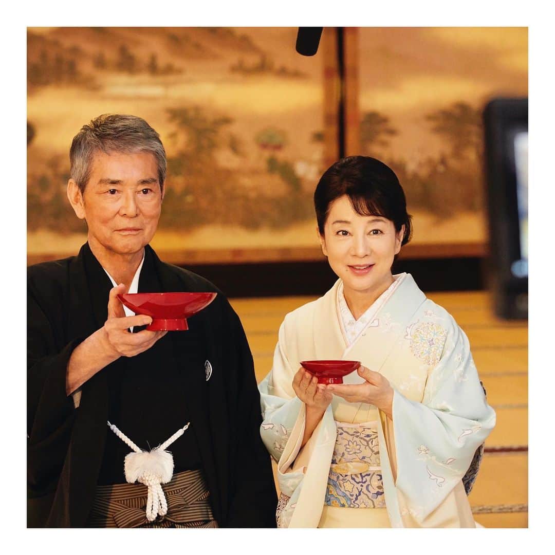 石原プロモーションのインスタグラム：「渡哲也が、吉永小百合さんと宝酒造「松竹梅」の新ＣＭの撮影を行いました。 . 今回撮影した「令和のお正月」編は、 12月25日から全国オンエアされます。 . .  渡の「大きな喜びに」というセリフは、力強く本当にかっこいいです。 . . . #吉永小百合 さん #渡哲也 #宝酒造 #松竹梅 #令和のお正月」