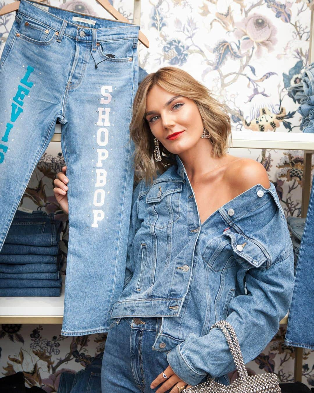 Levi’sさんのインスタグラム写真 - (Levi’sInstagram)「Missed out on customizing today? Don’t worry! We’ll be here until September 22nd, so make sure you come by the @shopbop POP-UP and get your Levi’s customized. Stop by for #StyleSupport 💙 . SHOPBOP POP-UP 106 Spring Street New York, NY. 10012」9月9日 10時57分 - levis