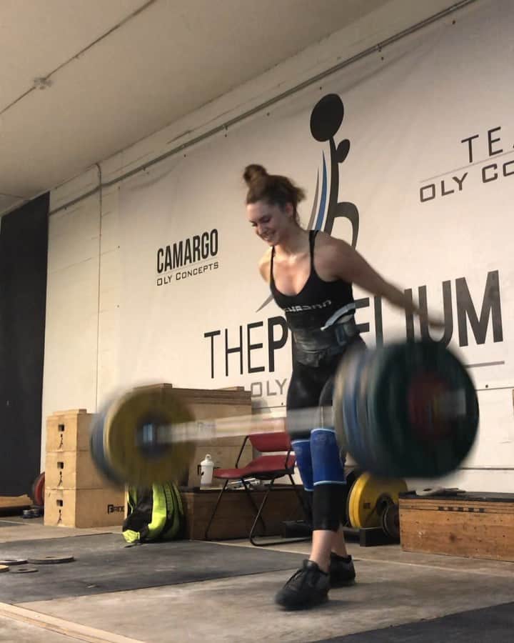 マッティ・ロジャーズのインスタグラム：「Training on Sunday is ass, but pushing though to get everything done is necessary some weeks. Clean pull to hold + dip clean + smile????? A strange new complex. @rehband @2poodperformance」