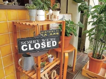 おいもカフェ金糸雀のインスタグラム：「. 誠に申し訳ございませんが、本日9月9日(月)は台風の影響による横須賀線運転見合わせの為、臨時休業とさせて頂きます。 9月10日(火)からは平常通り営業致しますので、宜しくお願いします<(_ _)> . #おいもカフェ金糸雀 #カフェ #鎌倉 #小町通り #喫茶店  #鎌倉カフェ  #金糸雀 #おいもカフェ . 《おいもカフェ金糸雀》 営業時間：10:00-18:00(L.O.17:30) 定休日：水曜 248-0006 神奈川県鎌倉市小町2-10-10 小町TIビル1F TEL：0467-22-4908」