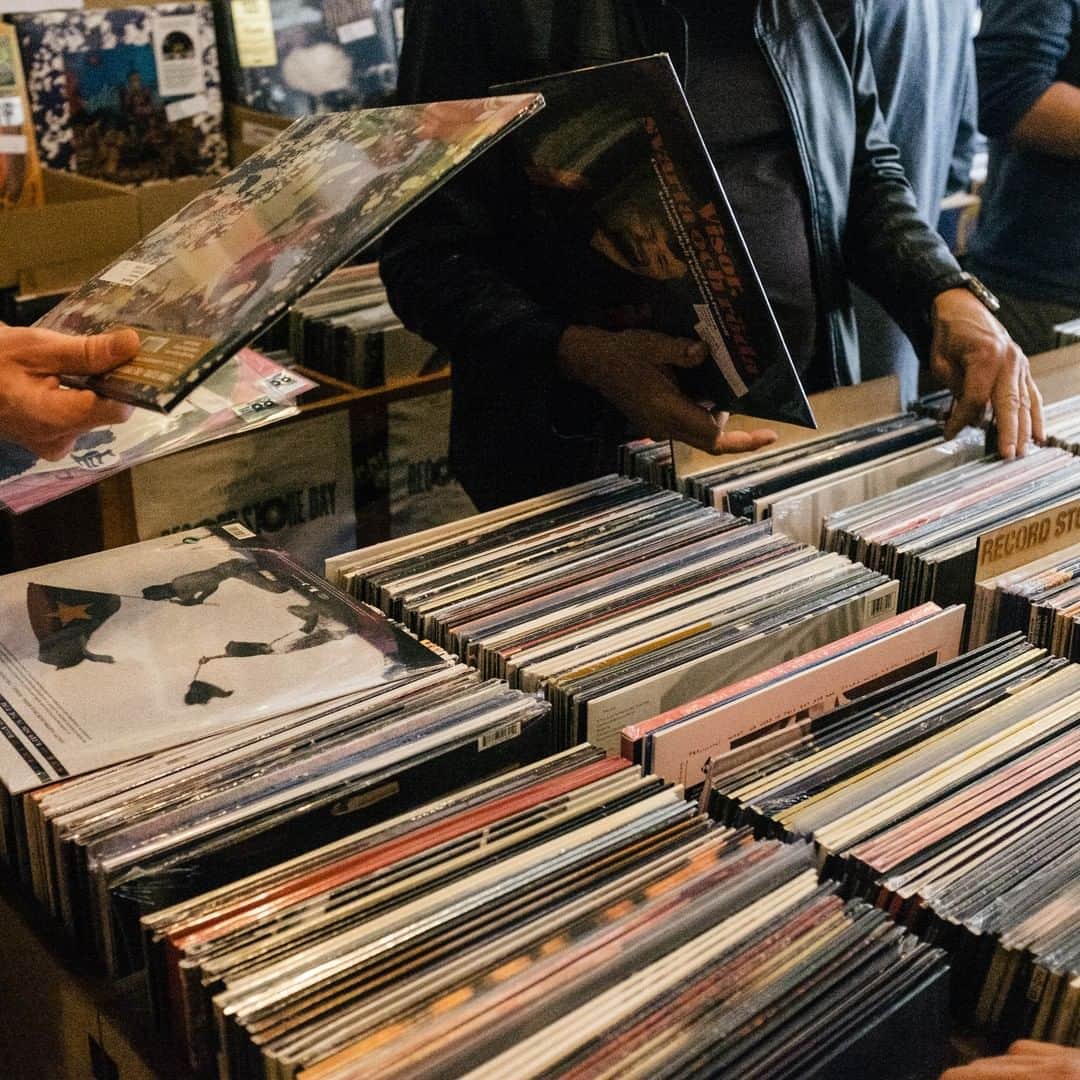 HYPEBEASTさんのインスタグラム写真 - (HYPEBEASTInstagram)「@hypebeastmusic: Vinyl is reportedly on track to surpass CD sales for the first time in 30 years according to a recent report by the Recording Industry Association of America (RIAA). Despite remaining low, vinyl sales are on the rise of up to $224.1 million USD and has signaled a shift in physical sales when compared to CDs’ revenue of $247.9 million. If vinyl continues at the rate it is selling, it will outpace CDs for the first time since 1986 when records sold 58.8 million units over 18.6 million CDs. What was your first vinyl purchase?⁠ Photo: Gonzales Photo/Getty Images」9月9日 11時15分 - hypebeast
