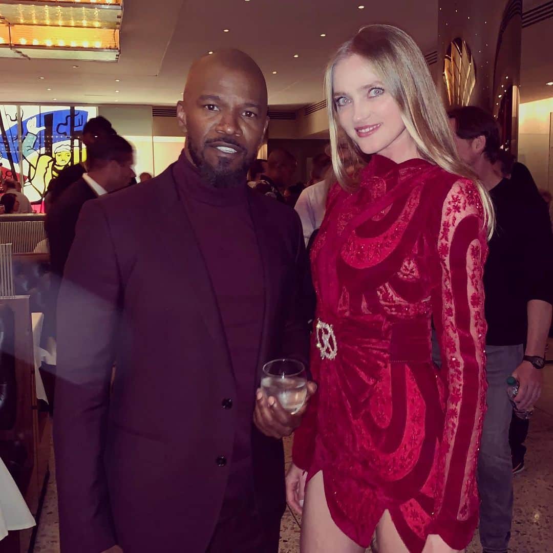 ヴラダ・ロスリャコヴァのインスタグラム：「Happy fan with incomparable @iamjamiefoxx after the special screening of @justmercyfilm in theaters in December- must see!」