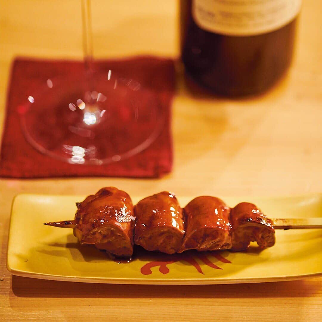 のインスタグラム：「艶やかな男女で連日賑わうお洒落焼き鳥店『鳥幸WINE PAIRING』 . . 訪れたことはなくても、この店名を知っている人は多いだろう。 . . デートの場として人気なのは、焼き鳥とワインペアリングという明快なコンセプトがあるから。 . 「まろやかな甘みの『特上レバー』には凝縮感のあるイタリアのラルコで」と説明を受ければ実際に食べて、盛り上がる光景がそこかしこで。 . .  １番人気の「八ヶ岳玉子の親子丼」は、〆で必ずいただきたい。 . . 【by東カレ編集部】 . 店名 ▷鳥幸WINE PAIRING（Toriko WINE PAIRING） 最寄り駅 ▷恵比寿 ジャンル ▷焼き鳥・串焼き・鳥料理 TEL ▷050-2018-0760 住所 ▷渋谷区恵比寿西 1-13-6 ブラッサムZEN 3F シチュエーション ▷ 接待・デート・友人・女子会 . ー続きは東カレwebまたはアプリにてー ▶︎『　東京カレンダー　鳥幸WINE PAIRING　』で検索！ . . #東京カレンダー #tokyocalendar #東カレ#東カレグルメ#東京グルメ #food #foodie #tokyofood #yummy #japanesefood #instafood#美食 #東京美食 #yakitori #焼き鳥 #肉」