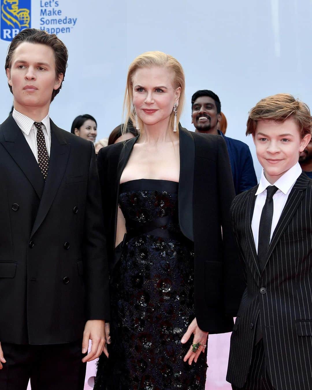 のインスタグラム：「@ansel, @nicolekidman in @chanelofficial, @ofegley, @mssarahcatharinepaulson in @prada, & @finnwolfhardofficial in @ysl attend the TIFF premiere of “The Goldfinch”! #AnselElgort #NicoleKidman #OakesFegley #SarahPaulson #FinnWolfhard #TheGoldfinch #TIFF Photos: Getty」