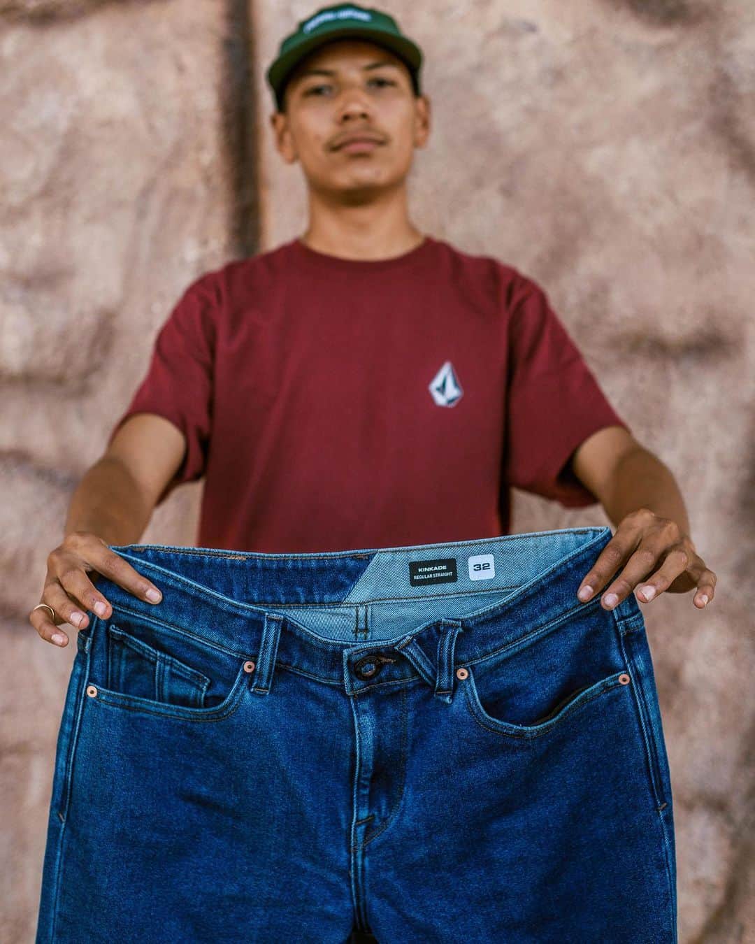のインスタグラム：「@volcom のデニムがさらにサスティナブルに生まれ変わりました🆕 デニムコレクションの節水プログラムであるこの“WATER AWARE”によって、デニム1本あたり13リットルの水を節水し、これまでに合計400万リットルの節水に成功しています💧 @volcomskate チームライダーLouie Lopez ( @louielopez )🛹 Jeans: KINKADE DENIM👖  詳細&ラインナップはプロフィールのリンクより📲Be #TrulyAware #Volcom #VolcomJapan #TrueToThis #ボルコム」