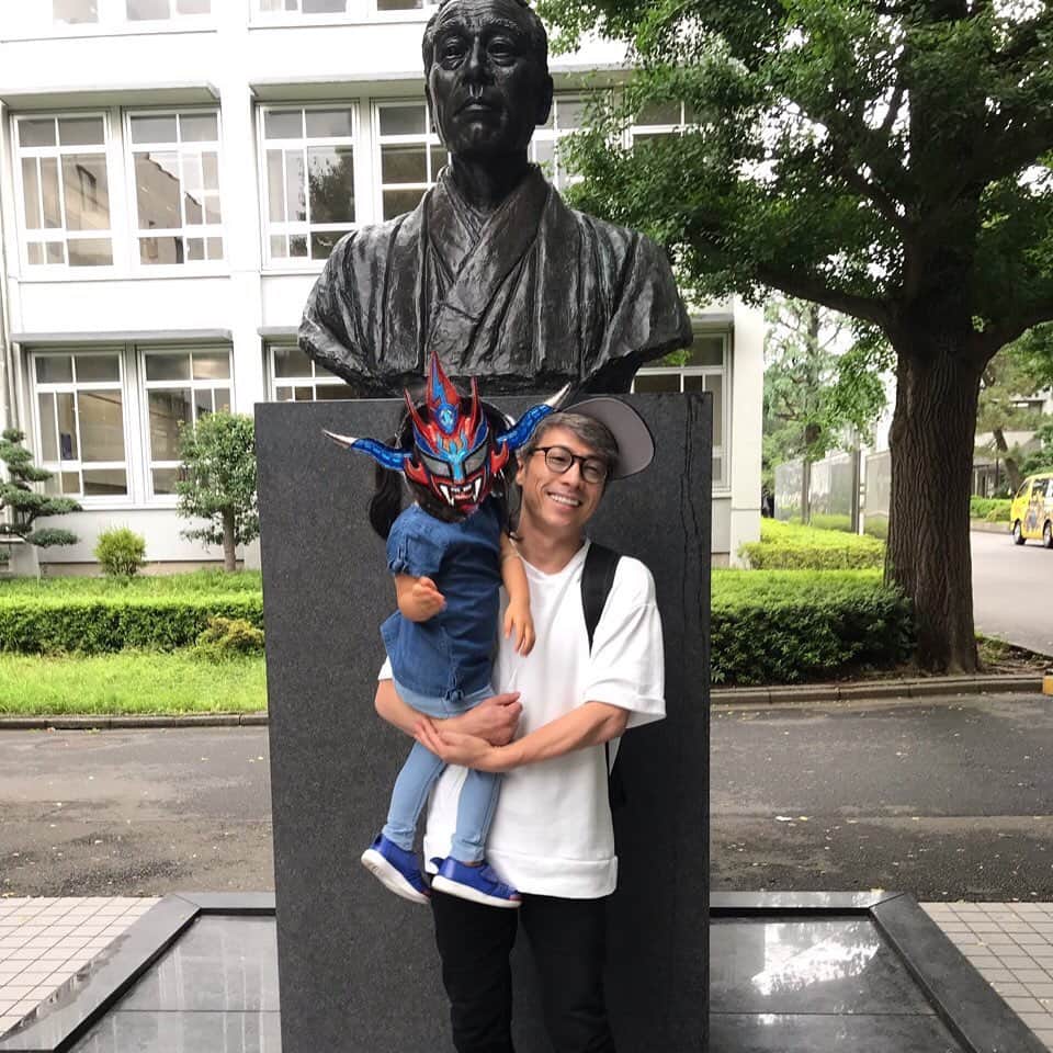 田村淳のインスタグラム：「僕が大学院に通う事を理解してくれたスタッフさんと家族には本当に感謝しています。  スケジュールの調整をしてくれスタッフさん、授業と仕事の繰り返しで、遊ぶ時間が取れないから日吉キャンパスまで会いに来てくれた家族にも感謝しかない！  自分が学びたい事で、これだけの人を巻き込んでるということを胸に刻み、学び、それを今後の人生に活かしていきたいと改めて、大学院進学を公表してから思うようになりました！  ですから  これ以上周りに迷惑をかけたくないので、どうかマスコミの皆さんは、取材したいと思って頂いた場合は事務所を通してお願い致します。出来るだけ時間を割き、きちんと取材に応えたいと思います。  #福沢諭吉先生」